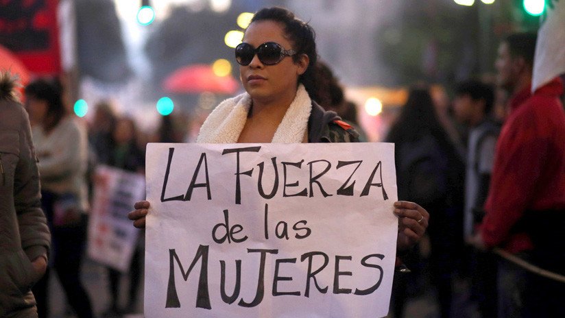 Una mujer sostiene un cartel en la movilización "Ni Una Menos" en Buenos Aires, 3 de junio de 2017.