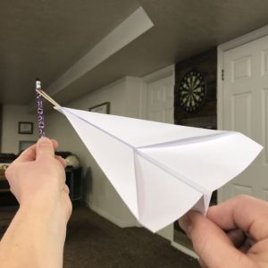 Avión de papel listo para volar