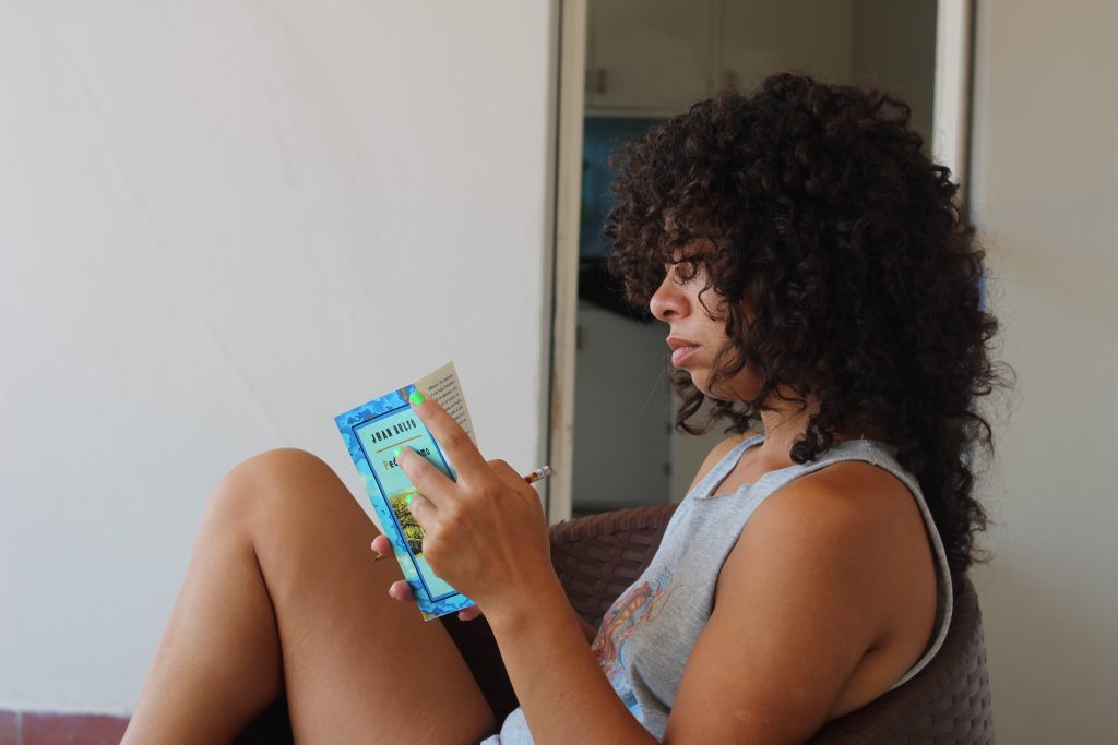 Mujer leyendo libro 