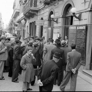 Pizarra con titulares de noticias afuera de la redacción de Télam. 