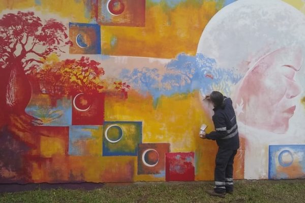 Realización del mural en la segunda Bienal de Muralismo y Arte Público organizado por la Fundación Huoqó en Puerto Tirol, Chaco.