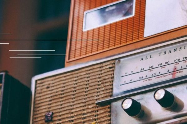 Post instagam día de la radio minimalista gris