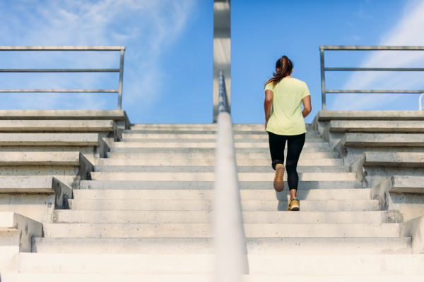 Mujer subiendo escaleras