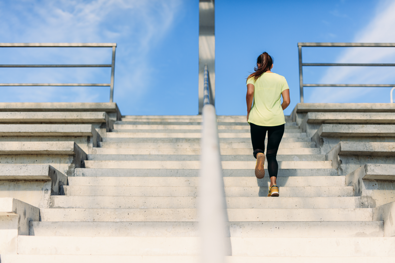 Mujer Subiendo Escaleras